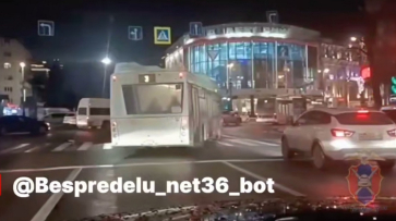 В Воронеже водителя автобуса оштрафовали за проезд на красный свет