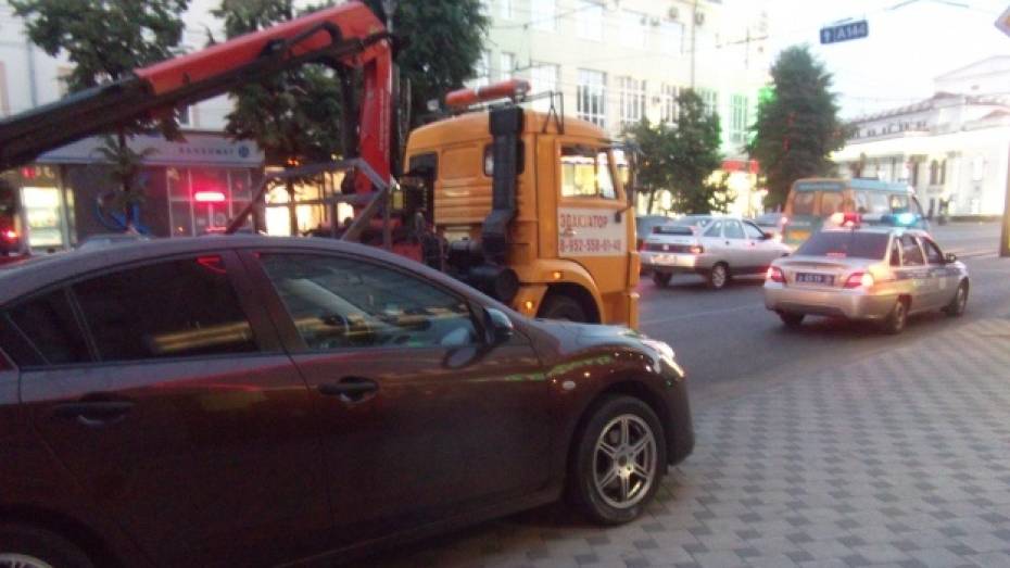 В Воронеже сотрудники ДПС ежедневно штрафуют 150-200 водителей за неправильную парковку 