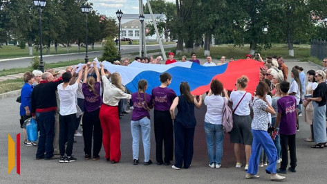 В Каменке развернули 10-метровый триколор