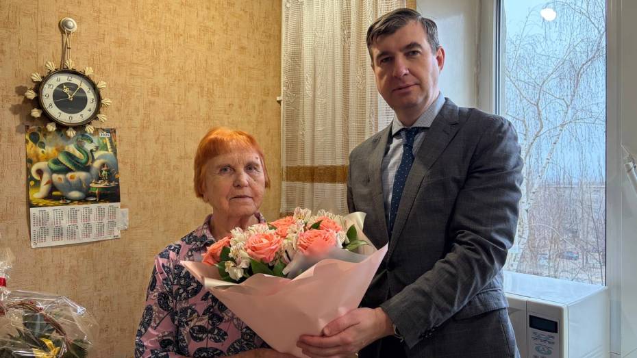 Первый заместитель председателя правительства Воронежской области Данил Кустов вручил новогодние подарки блокаднице Тамаре Агибаловой