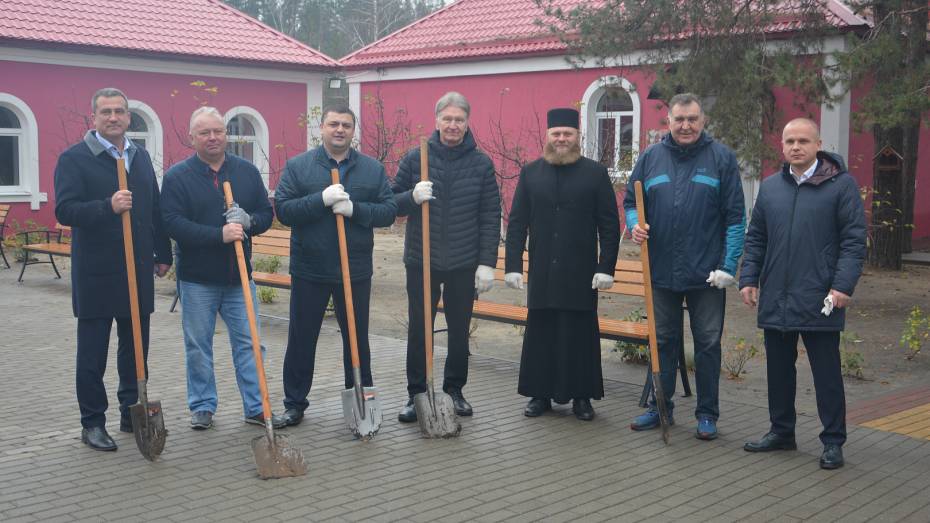 На территории храма в Железнодорожном районе Воронежа посадили фруктовый сад