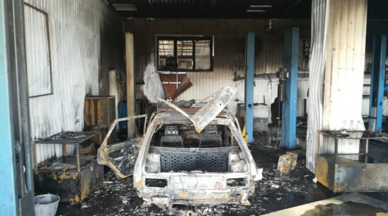 В Борисоглебске из-за нарушения техники безопасности сгорели СТО и автомобиль