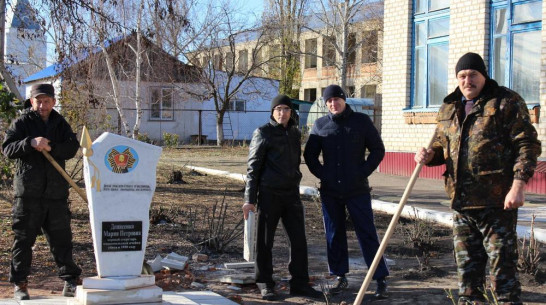В кантемировском селе Осиковка отремонтировали памятник комсомолке Марии Денисенко
