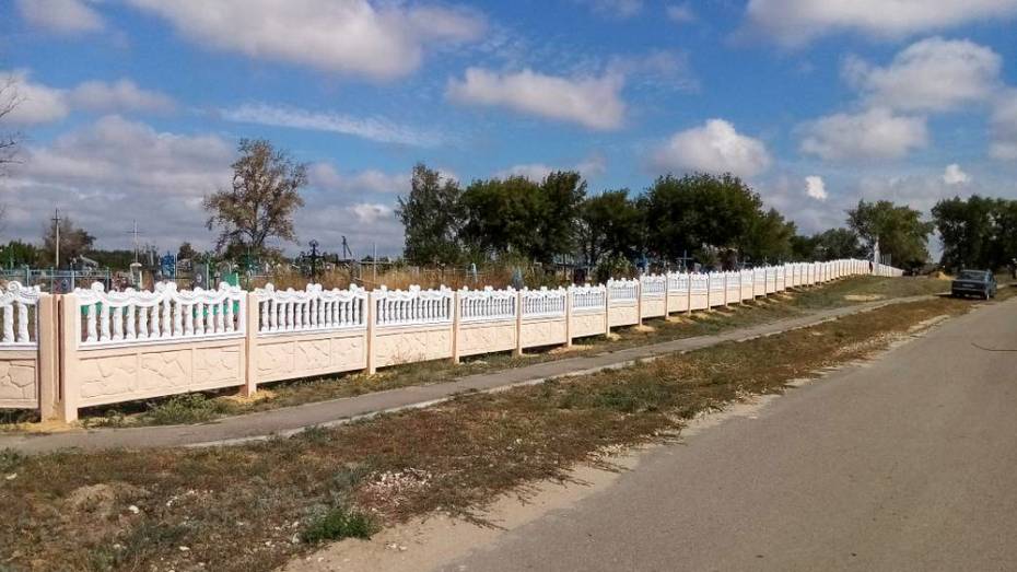 В лискинском селе Петропавловка активисты заменили 280 м ограждения кладбища