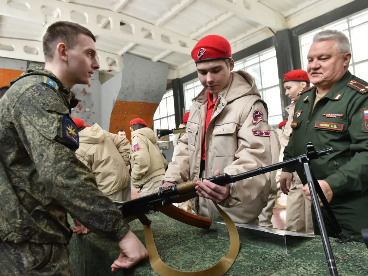 Выставка техники и полевая кухня. В Воронеже прошла военно-патриотическая  акция ко Дню защитника Отечества