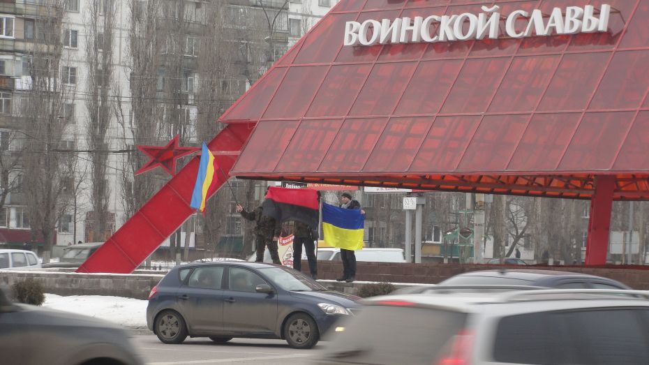 Украинские националисты подняли черно-красный флаг Соборной Украины над Воронежем 