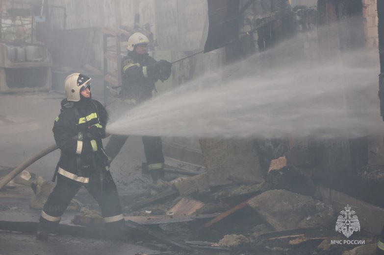 сгорел склад стройматериалов на Новосибирской