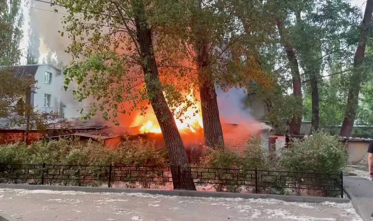 В Воронеже на улице Минской загорелись сараи: видео