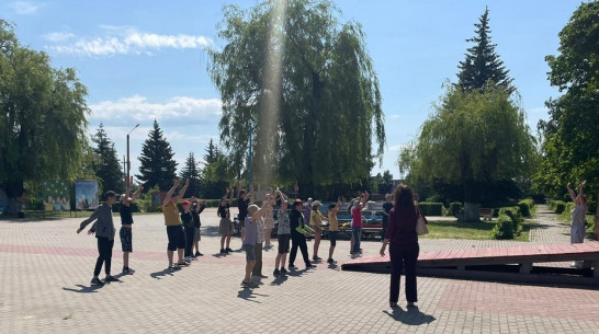 В Каменке более 100 школьников исполнили патриотический танец в честь Дня России