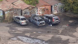 В Коминтерновском районе Воронежа вспыхнули 3 автомобиля