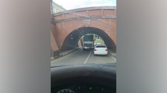 Мусоровоз застрял под Каменным мостом в Воронеже