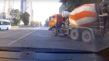 В Воронеже легковое авто чудом избежало столкновения с бетономешалкой: видео