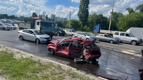 Восемь автомобилей столкнулись у Вогрэсовского моста в Воронеже