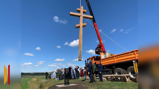 В панинском селе Верхняя Катуховка установили 6-метровый поклонный крест