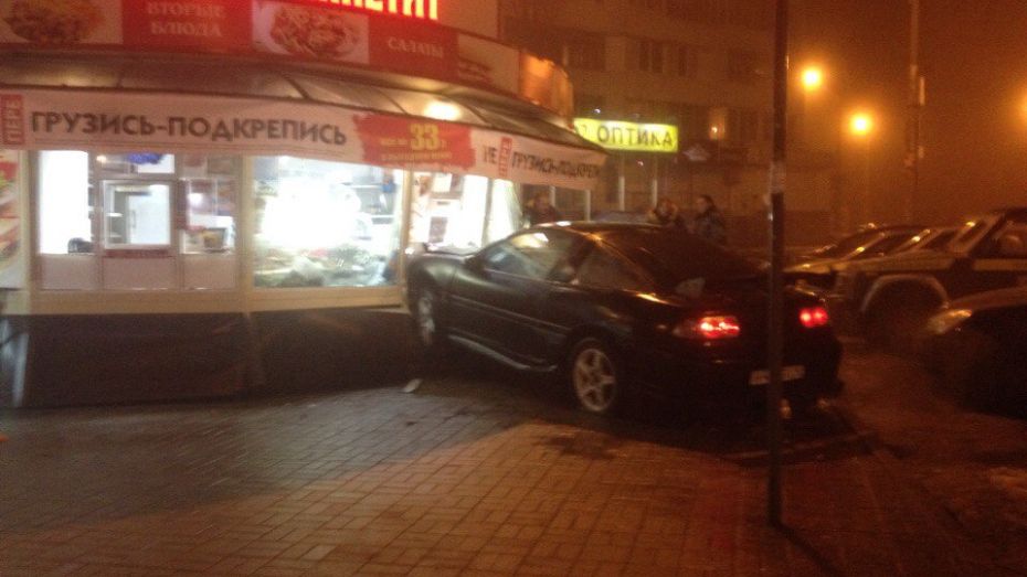 Воронежские полицейские разыскали врезавшегося в киоск водителя