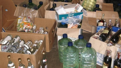 В Воронежской области на подпольном складе полицейские изъяли 650 литров спирта и 2 тысячи 300 бутылок «паленой» водки