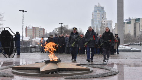 Губернатор Александр Гусев возложил цветы к могиле Неизвестного солдата на площади Победы в Воронеже