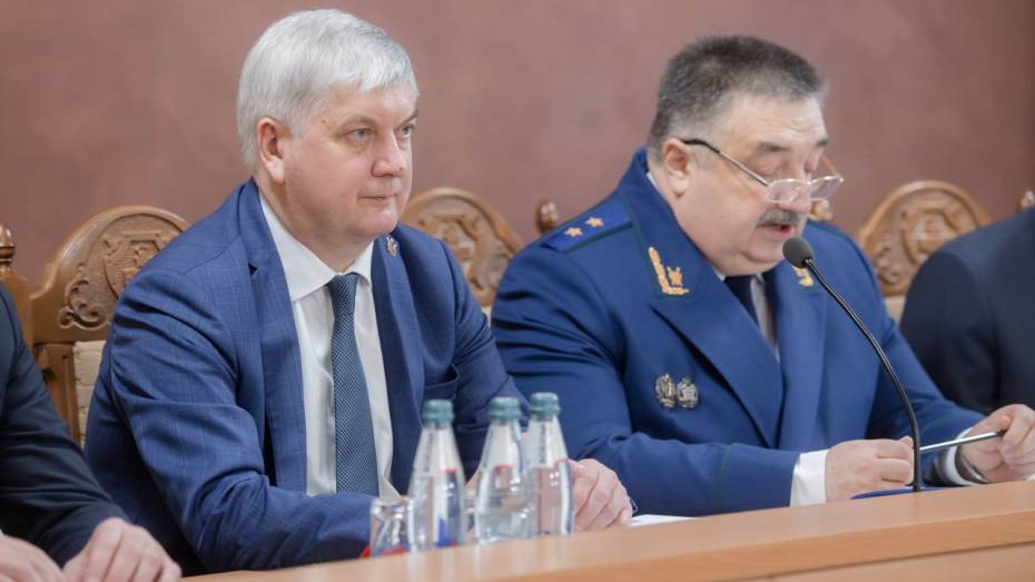 Губернатор Александр Гусев поздравил прокурора Воронежской области с юбилеем