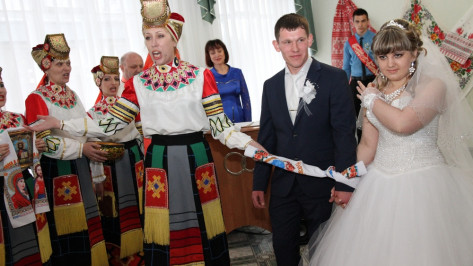 На Красную Горку в Богучаре молодожены вступили в брак по старинным традициям