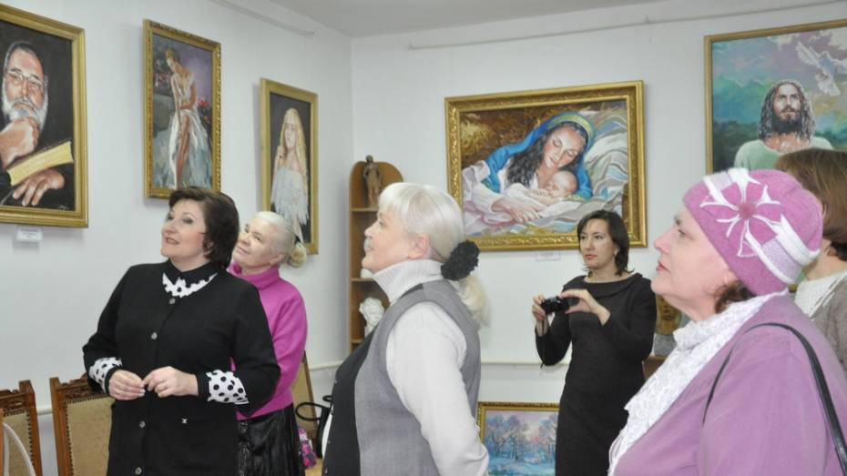 В Эртиле открылась выставка картин сотрудницы военкомата