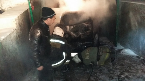 В Левобережном районе Воронежа из-за пожара в гараже эвакуировали 8 человек