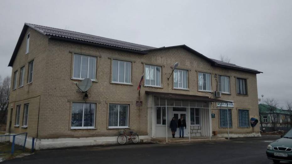 В петропавловском селе Новотроицкое отремонтировали крышу административного здания