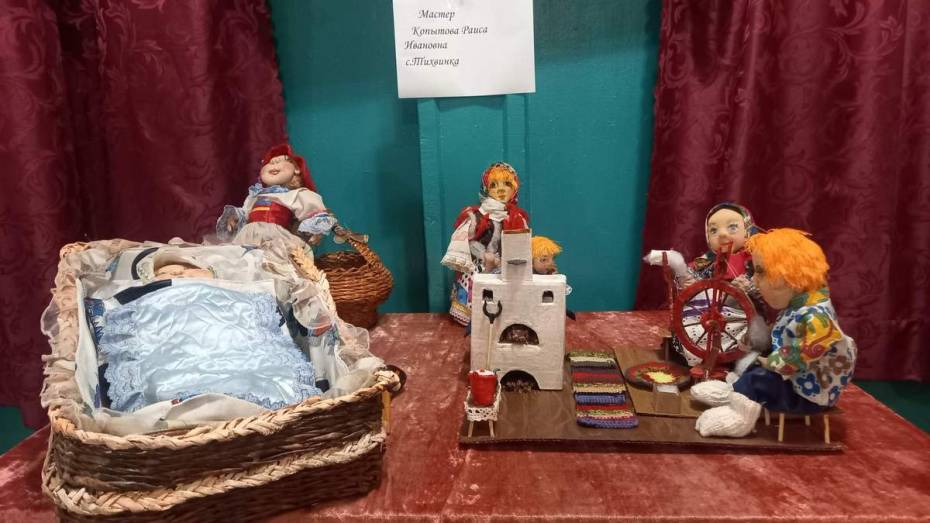 В грибановском селе Кутки открылась выставка текстильных кукол
