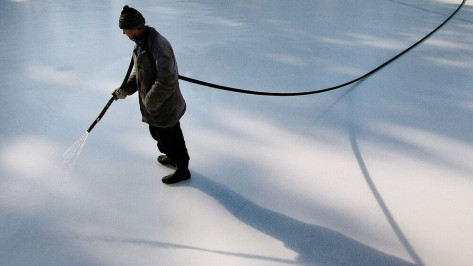 Ледовый каток под открытым небом заработал в воронежском Центральном парке