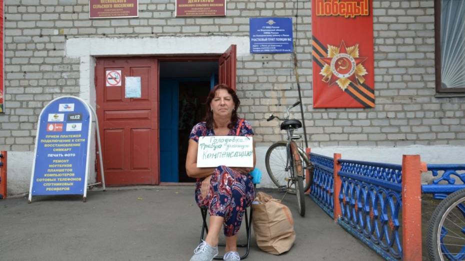 Жительница поворинского села объявила голодовку у здания сельской администрации