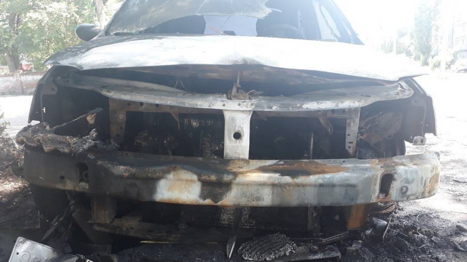 В Борисоглебске неизвестные подожгли автомобиль Renault Logan