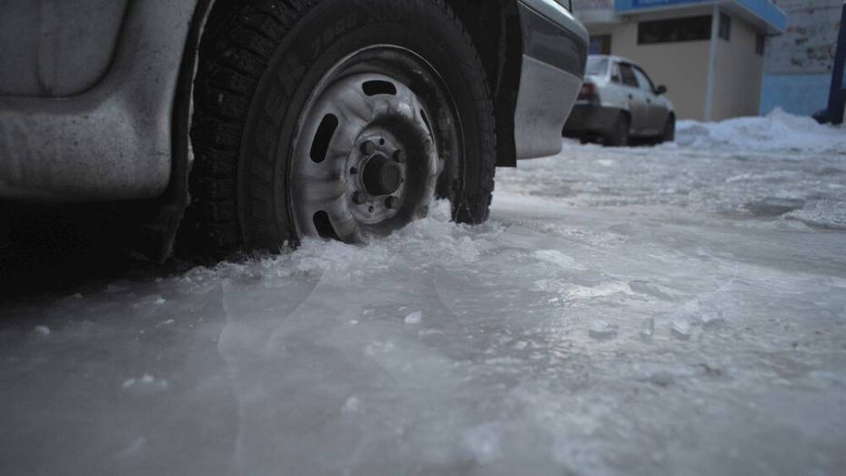 Воронежских автомобилистов попросили не парковаться в правых полосах в ночь на 13 февраля