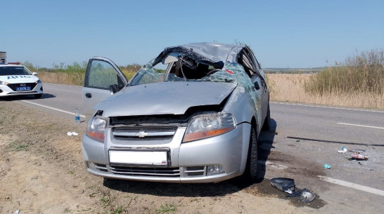 Две женщины и 15-летняя девочка пострадали в ДТП с перевернутым авто в Воронежской области