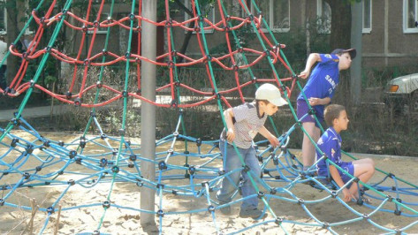 Прокуратура требует убрать опасные игровые конструкции с детской площадки