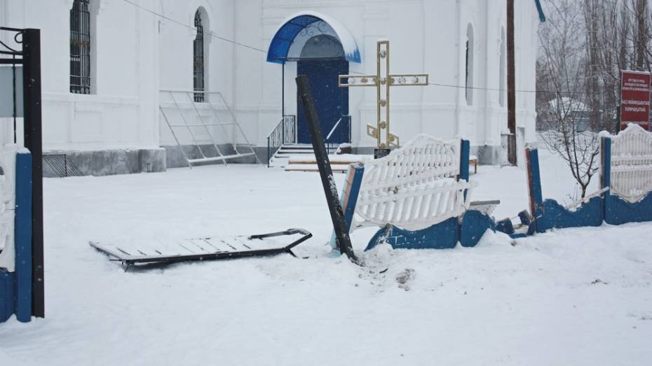 В ольховатском селе водитель протаранил ворота храма