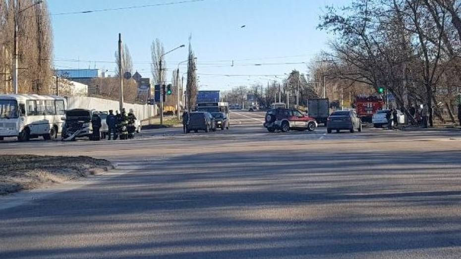 В Воронеже в столкновении иномарок на улице Ростовской пострадали 2 человека 