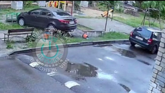 В Воронеже подросток на KIA перепутал педали и вылетел на детскую площадку: видео