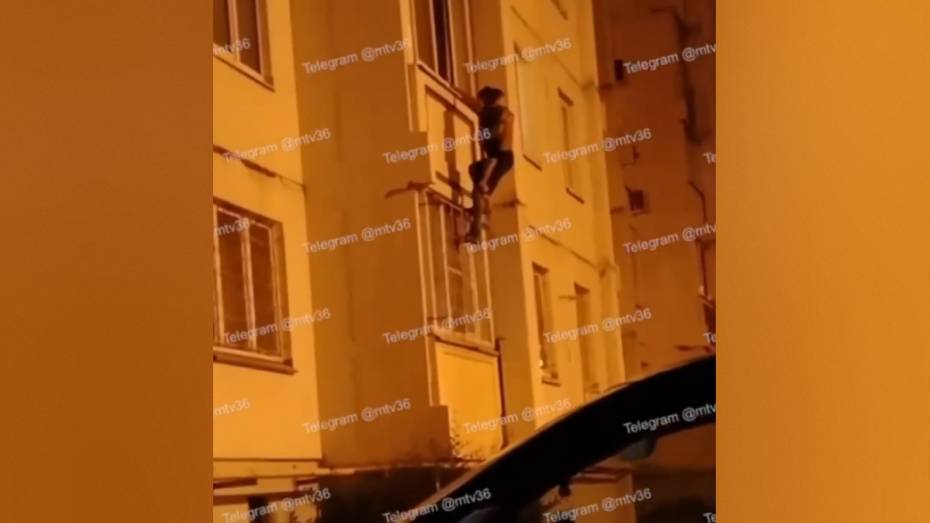 В Воронеже мужчина с маленьким ребенком на руках хотел спуститься со 2 этажа по балконным решеткам