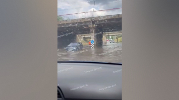В Воронеже улицу Землячки затопило после дождя
