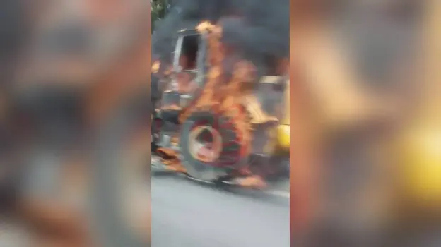 Полыхающий трактор сняли на видео под Воронежем