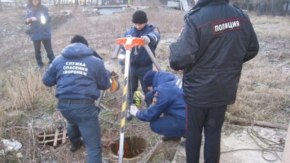 В Воронеже гулявший у парка мужчина провалился в трехметровую трубу