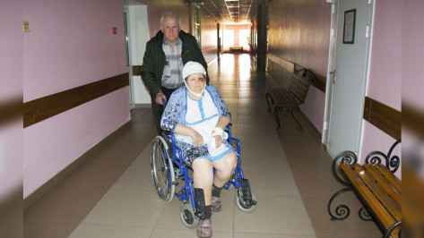 В Воронежской области женщина с внуком попали в больницу после нападения соседа с вилами