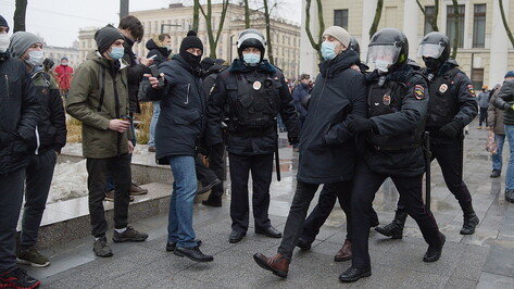 Участники несогласованной акции в Воронеже пожаловались на сбор анализов в полиции