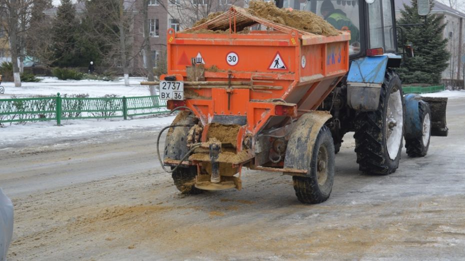 Подгоренские коммунальщики после неожиданного снегопада высыпали на дороги 35 т песка