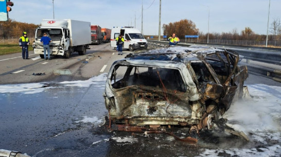 Jeep Grand Cherokee попал в аварию и сгорел на трассе в Воронежской области