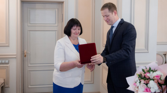 Руководитель общественной приемной губернатора в Воробьевском районе получила областную награду