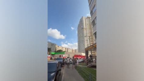 В Воронеже из загоревшейся многоэтажки в ЖК «Дельфин» эвакуировали 26 человек