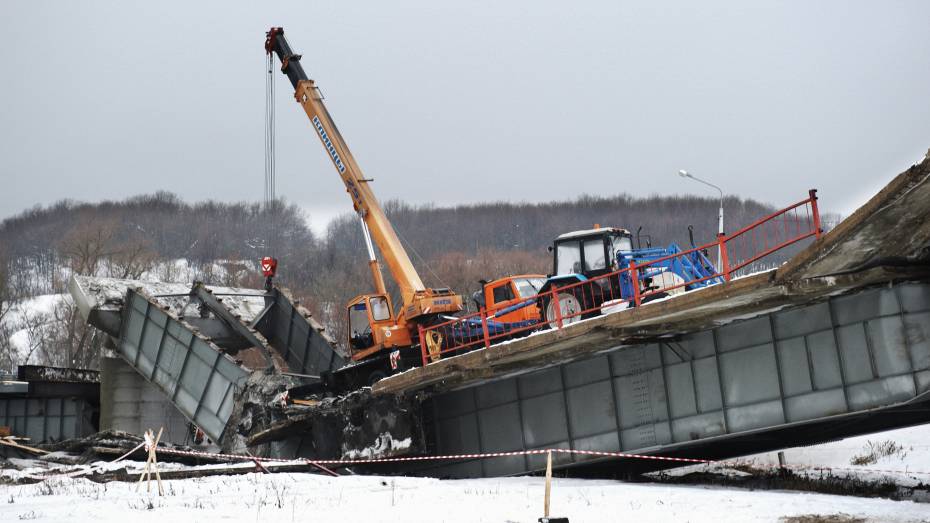 Четверо рабочих, пострадавших при повторном обрушении моста под Борисоглебском,  остаются в больнице