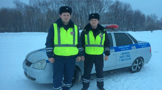 Грибановские госавтоинспекторы помогли замерзающему на трассе водителю