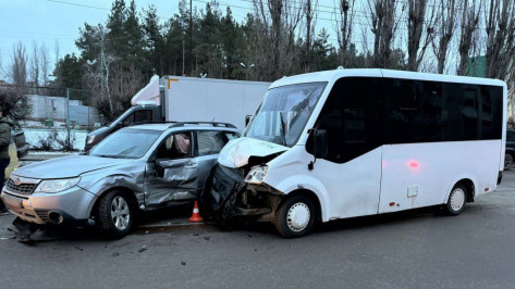 В Воронеже несовершеннолетняя девушка пострадала в ДТП с автобусом