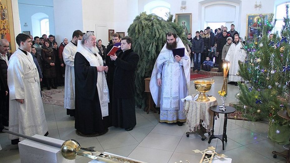Митрополит Воронежский и Лискинский Сергий освятил накупольный крест восстанавливающегося Богоявленского храма